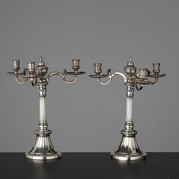 KANDELABRAR, för tre ljus, ett par, av Johan Gustaf Ahlgren, Stockholm 1777, gustavianska.