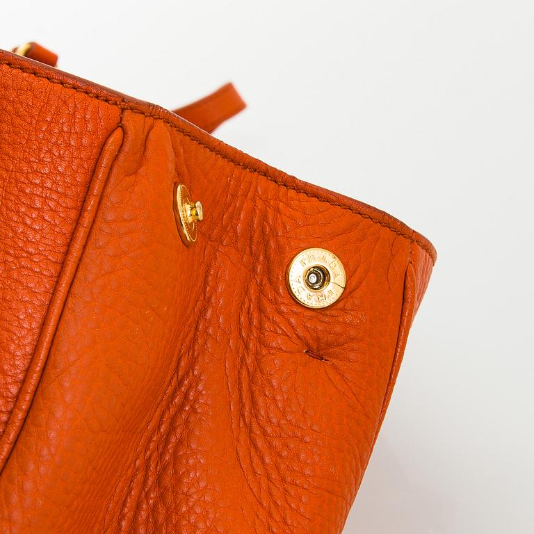 Prada, a 'Vitello Daino Tote' bag.