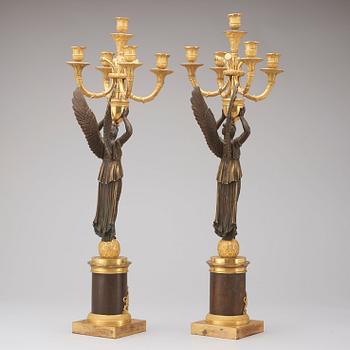 KANDELABRAR, för fem ljus, ett par. Empire, 1800-talets början.