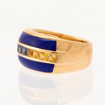 Ring 18K guld med prinsesslipade blåa och gula, sannolikt, safirer samt Lapis Lazuli.