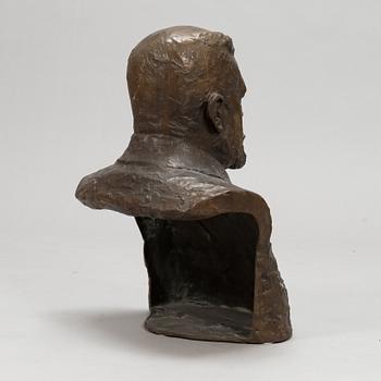 Sven August Adolf Jonsson, pysti, pronssia, signeerattu ja päivätty 1919.