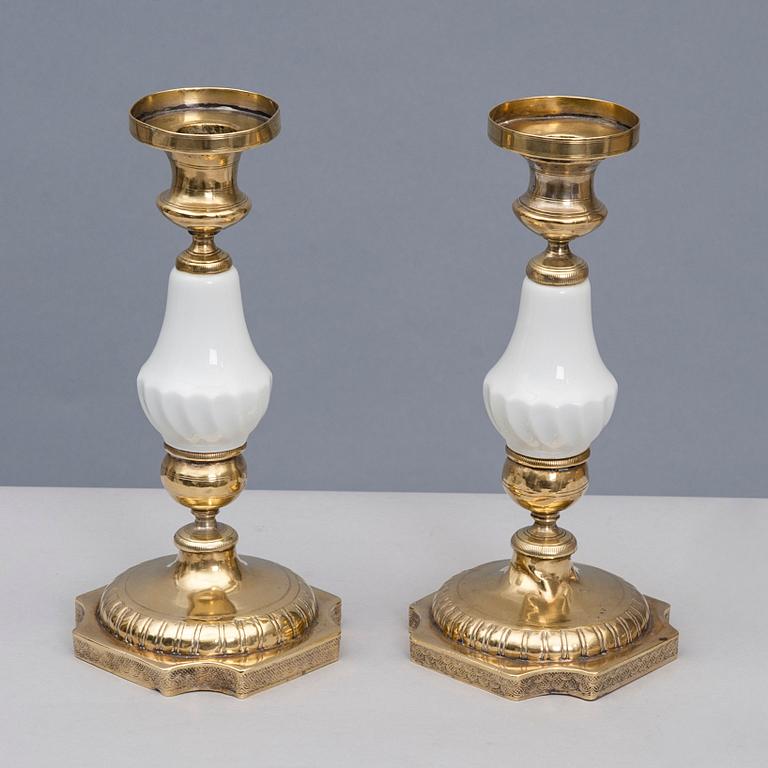 LJUSSTAKAR, ett par, argent haché samt porslin, Ryssland 1800-första hälft.