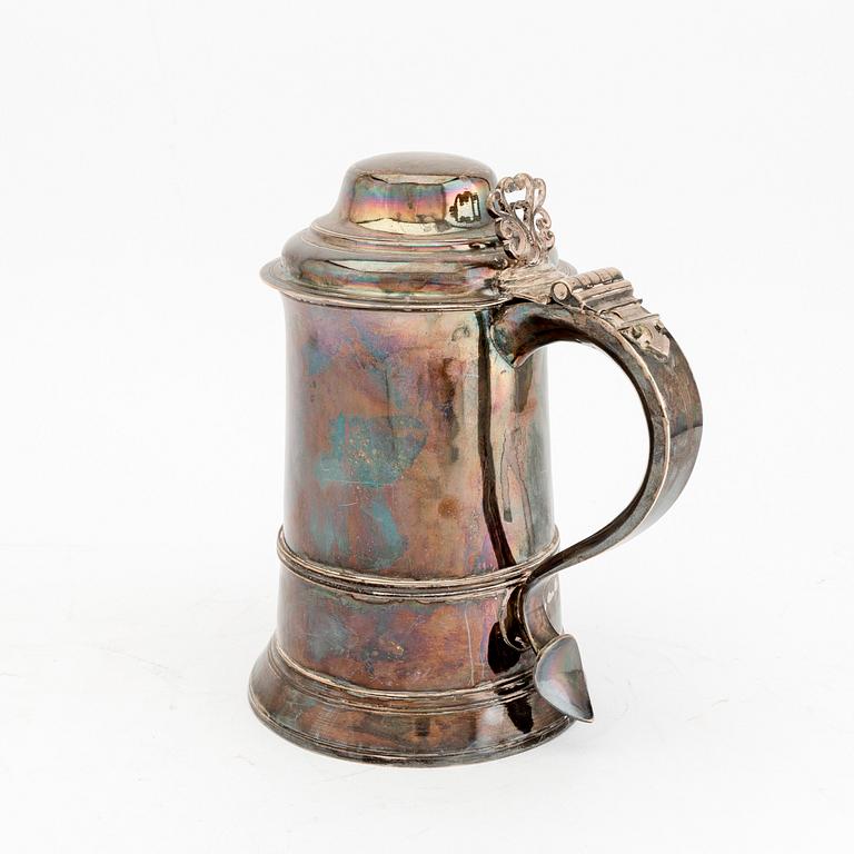 An English 18th century silver tankard mark of John King London 1778, weight 802 grams.