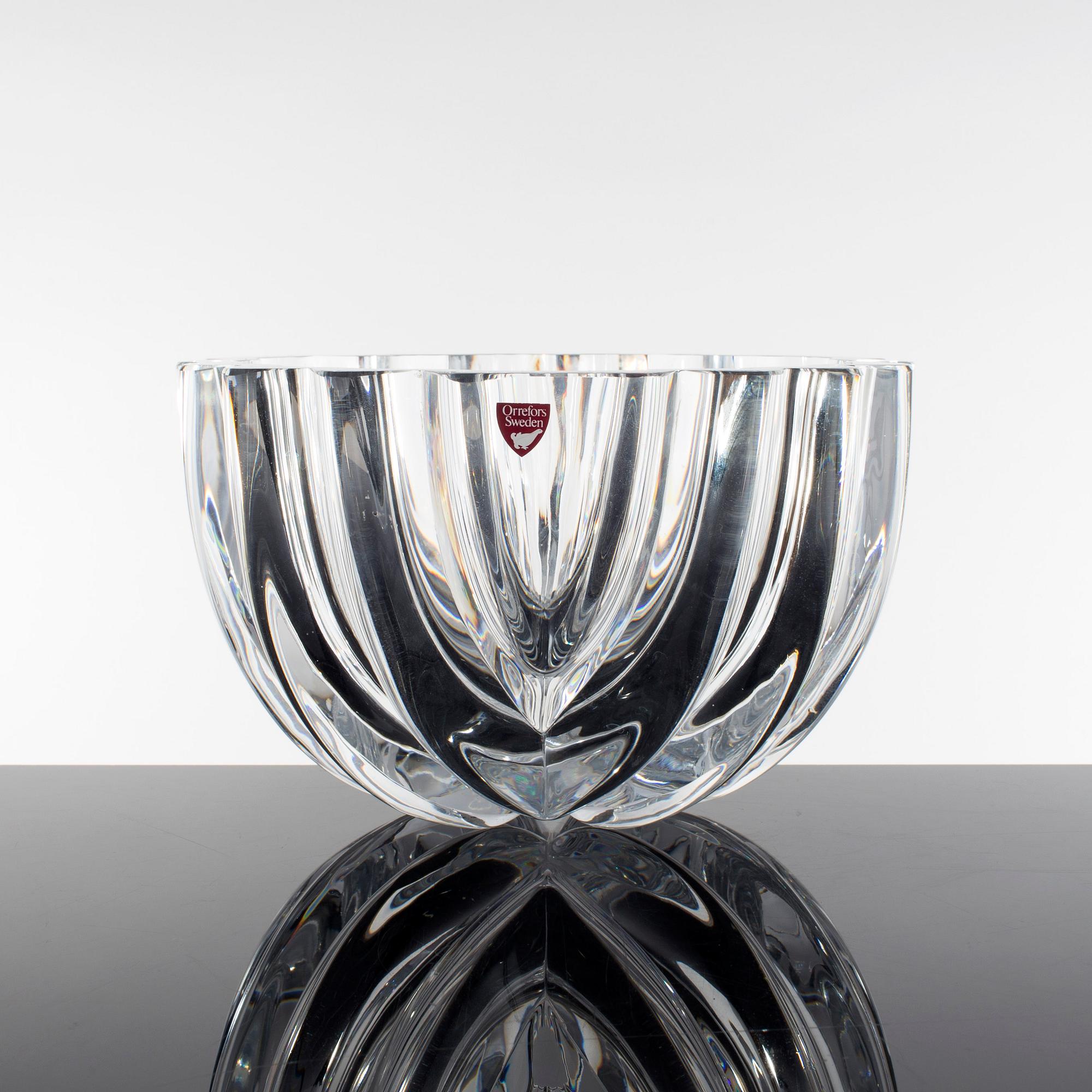 A crystal bowl by Lars Hellsten for Orrefors glassworks. - Bukowskis