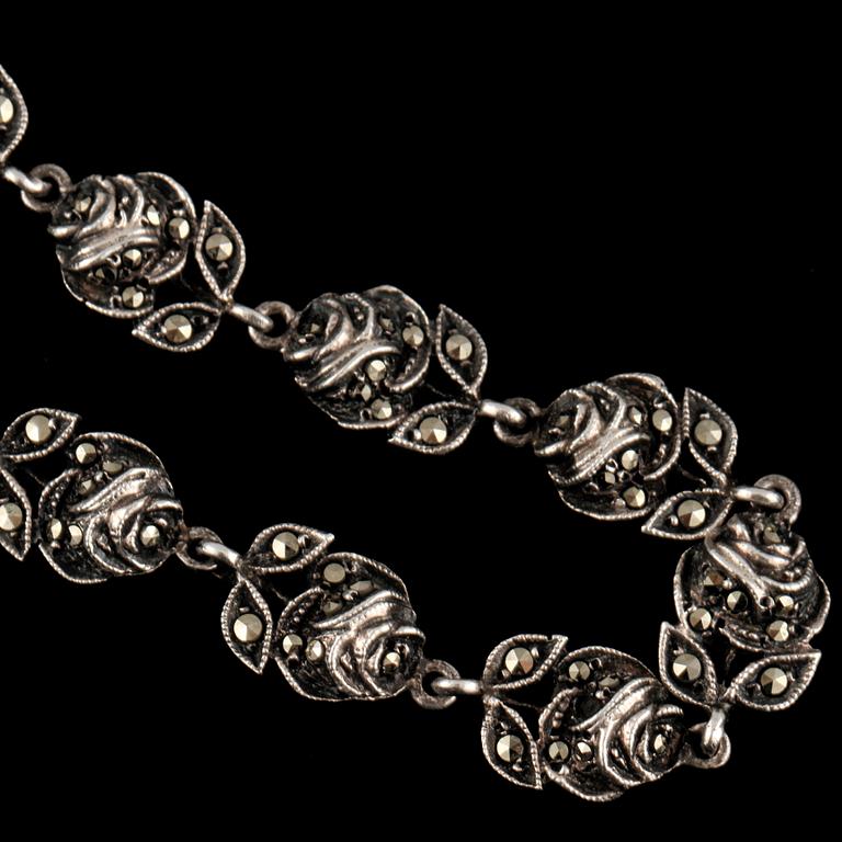COLLIER, silver samt markasiter, importstämplad. Vikt 29 g.