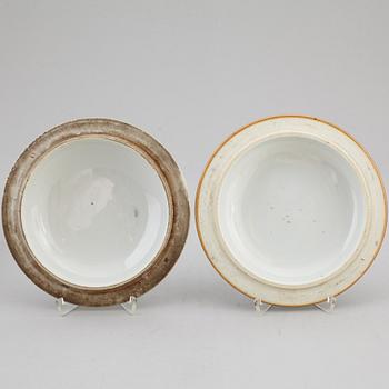 A group of two famille rose jars with covers, Qing dynasty, late 19th century.