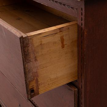 A Gustavian chest of drawers from around the year 1800.
