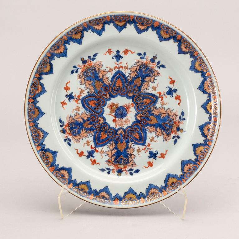 An imari serving dish, Qing dynasty, Kangxi (1662-1722).