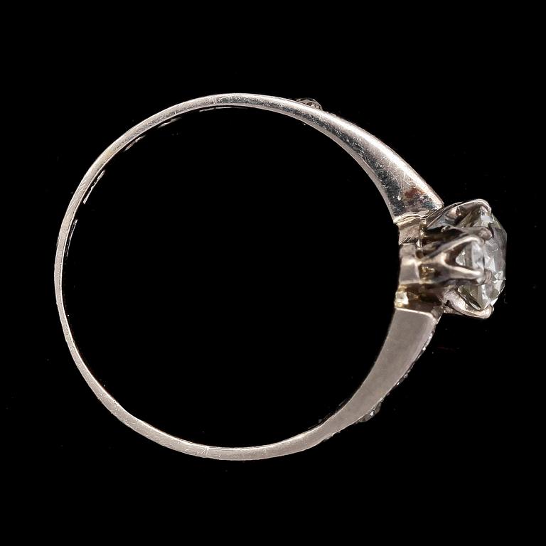 RING, antique cut diamond, app. 0.55 cts and smaller diamons on the sides.