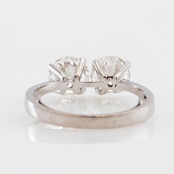 Ring 18K white gold with two diamonds acc. to certificate 2.08 ct IF/F-G.
