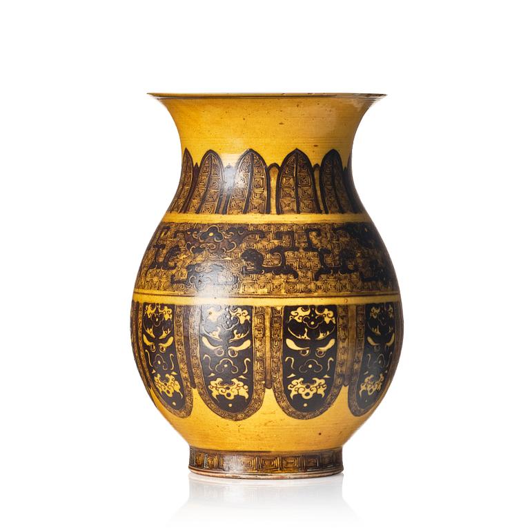 A yellow ground vase, late Qing dynasty/early 20th Century.