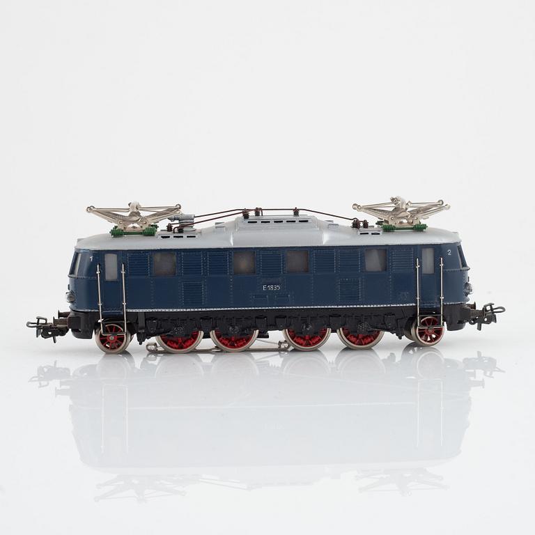 Märklin, two electrical locomotives, model 800 and 3023, gauge 800.