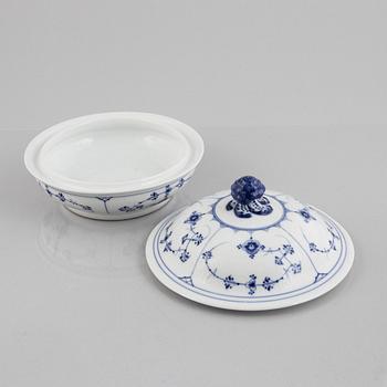 A set of three 'Blue Fluted' porcelain serving bowls and a bowl with cover, Royal Copenhagen, 1893-1900.