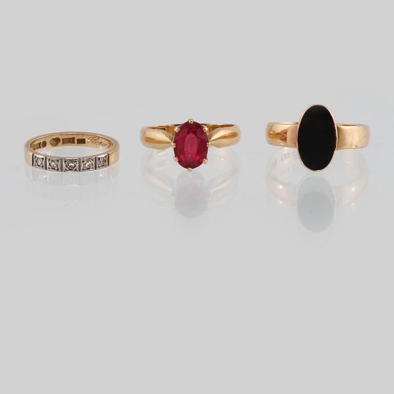 RINGAR, 3 st, 18K guld med syntetisk rubin, onyx respektive åttkantslipade diamanter. Vikt 9,7 gram.