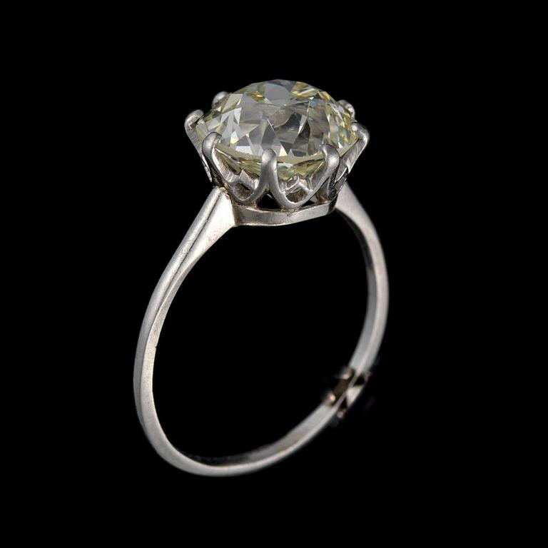 A RING. КОЛЬЦО, платина, бриллианты. Вес ок. 3,8 гр.