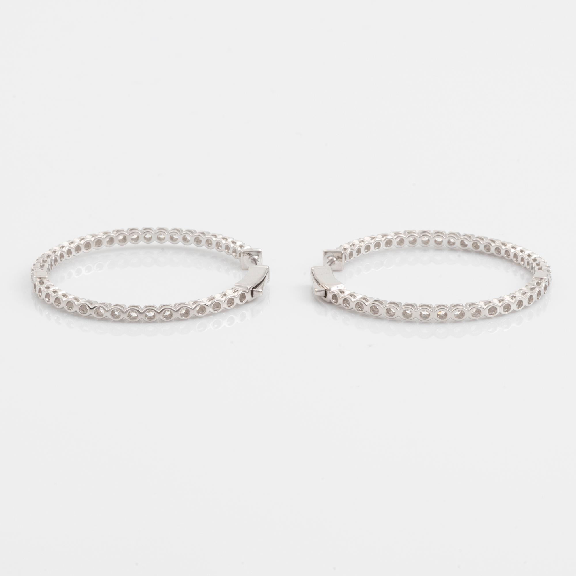 Örhängen kreoler med briljantslipade diamanter.