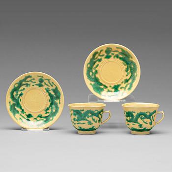 772. A pair of yellow glazed tea cups with stands, Qing dynasty with Guangxus six character mark (1875-1908).