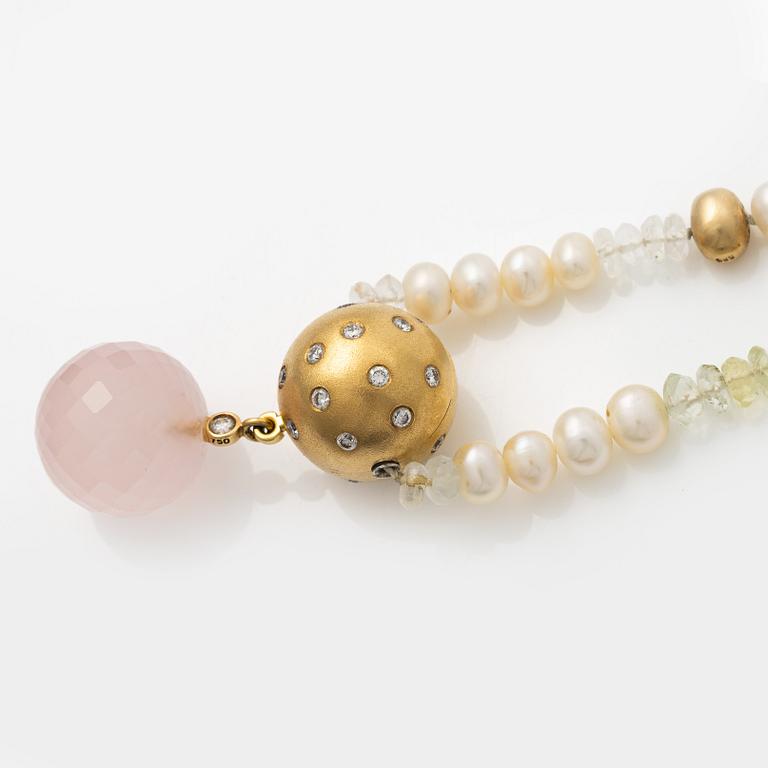 Ole Lynggaard clasp with pendant in 18K gold set with round brilliant-cut diamonds and rose quartz.