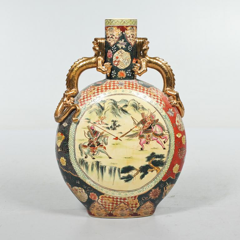 PILGRIMSKRUS, porslin, Japan, 1900-tal.