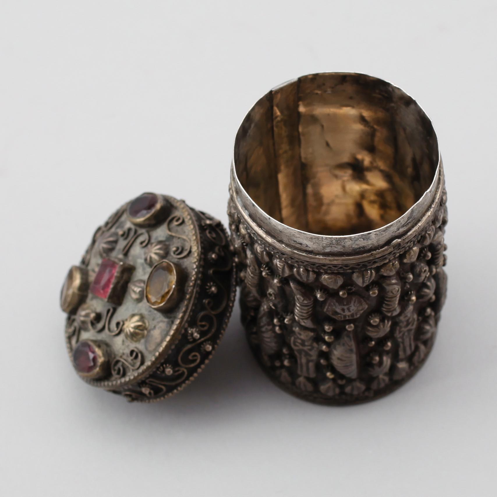 LOCKDOSA, silver, svenska importstämplar, 1900-talets första hälft. Vikt ca 129 g.