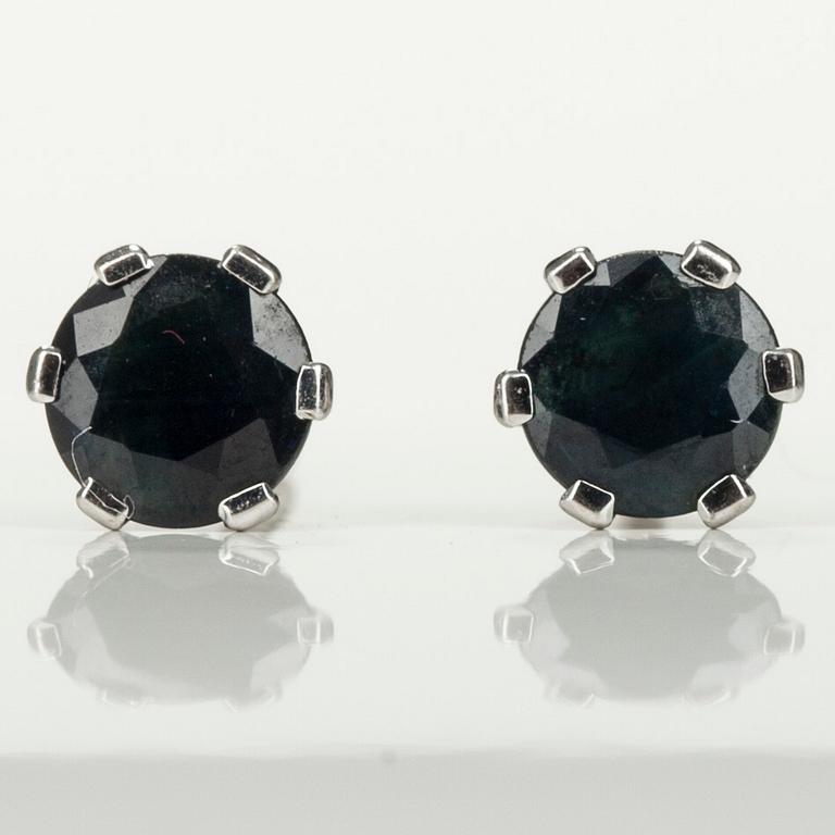 KORVAKORUT, 14K valkokultaa, safiirit yht. n. 0,50 ct. Paino 1,1 g.