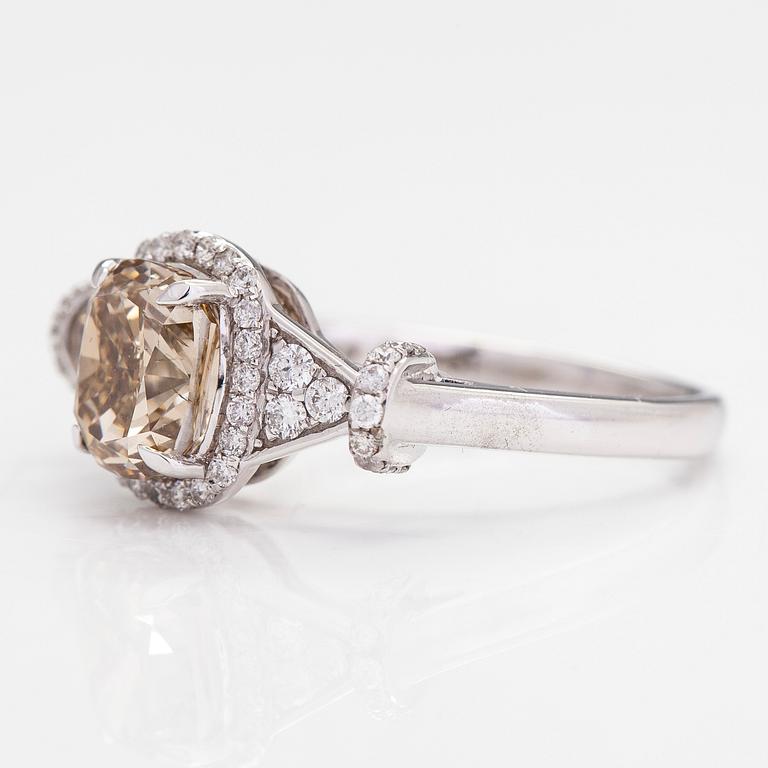 Ring, 14K vitguld och diamanter ca 1.84 ct totalt. IGI-certifikat.