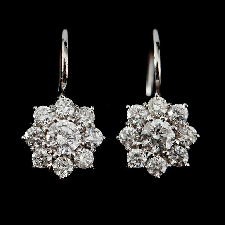 ÖRHÄNGEN, 1 par, 18 k vitguld, briljantslipade diamanter, mittstenar totalt 1.42 ct, krans totalt 0.78 ct.