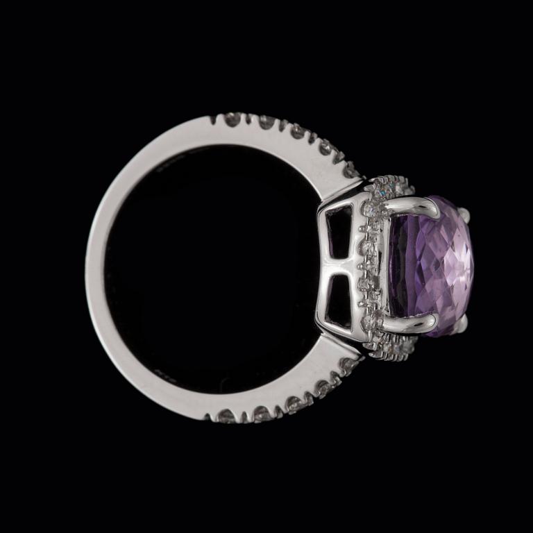 RING med ametist 4.50 ct samt diamanter totalt 0.55 ct.
