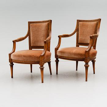 KARMSTOLAR, 2 st snarlika, gustavianska, 1700-talets andra hälft.