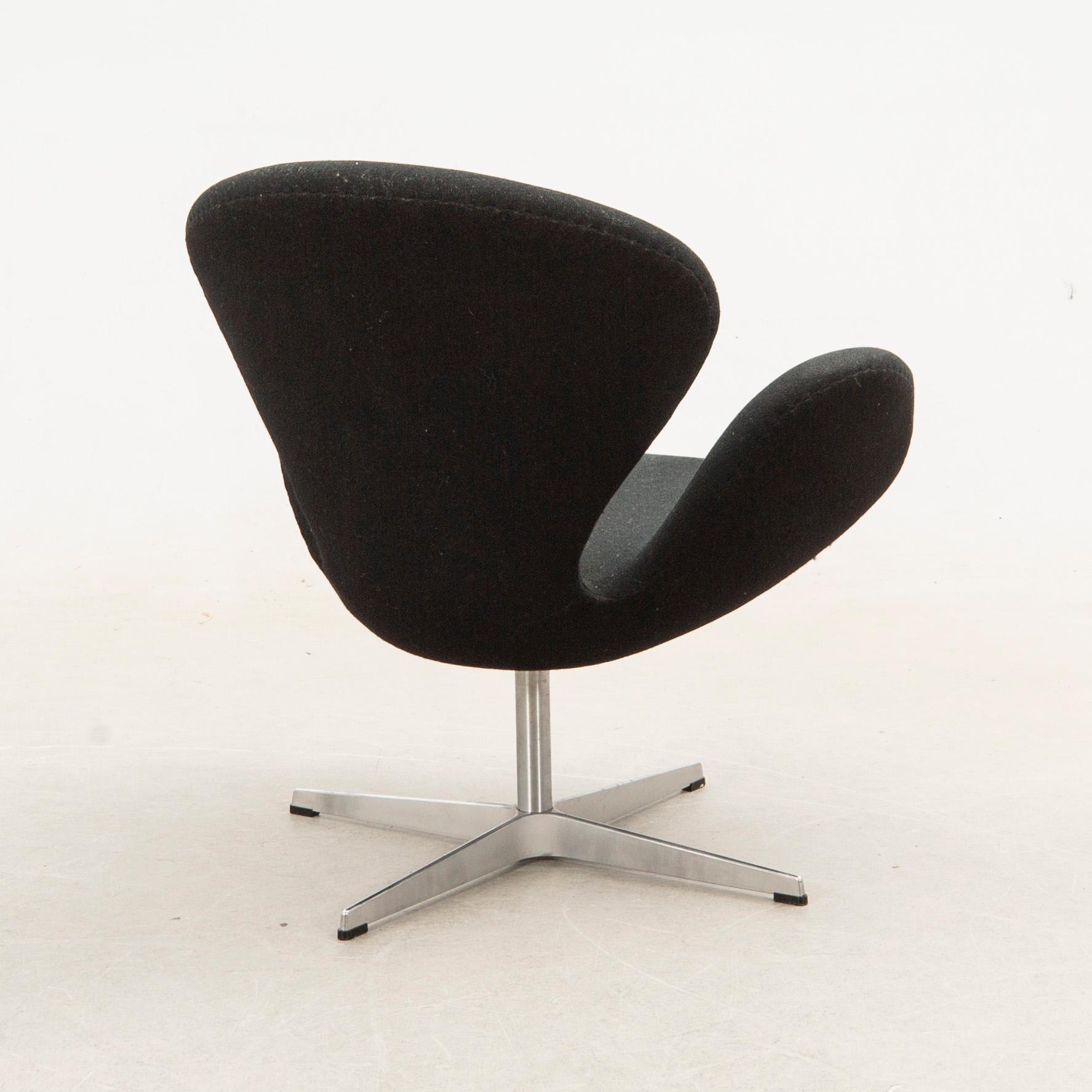 Arne Jacobsen, fåtölj, "Svanen", designad av Fritz Hansen, Danmark, 2002.