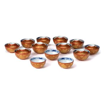 1084. A group of 13 red and gold decorated blue and white bowls with dragon and crane motif, Meiji period (1868-1912).