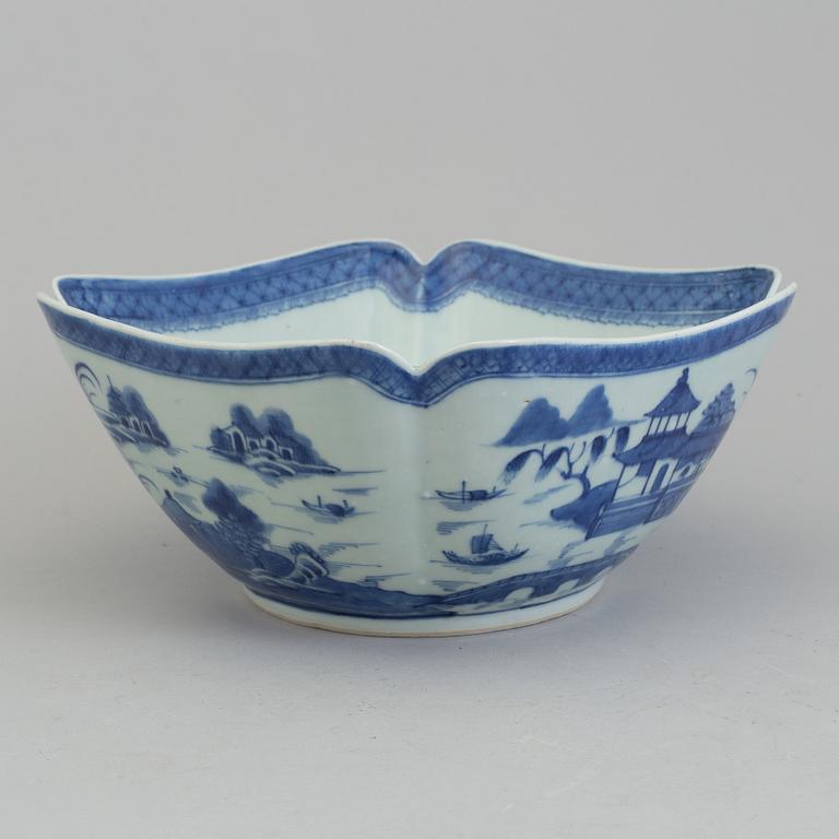 A blue and white export porcelain bowl, Qing dynasty, Jiaqing (1796-1820).