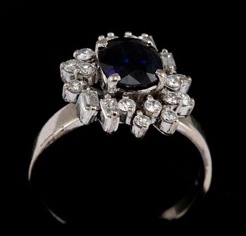 RING, 14k vitguld med fasettslipad blå safir samt 16 briljantslipade och 4 baguettslipade diamanter, 2000-tal. Vikt 4 g.