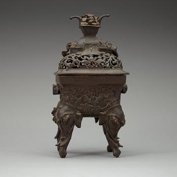 A bronze censer with cover, late Qing dynasty, 19th Century.