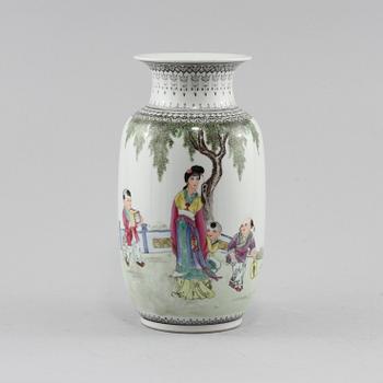 VAS, porslin, Kina, 1900-tal.