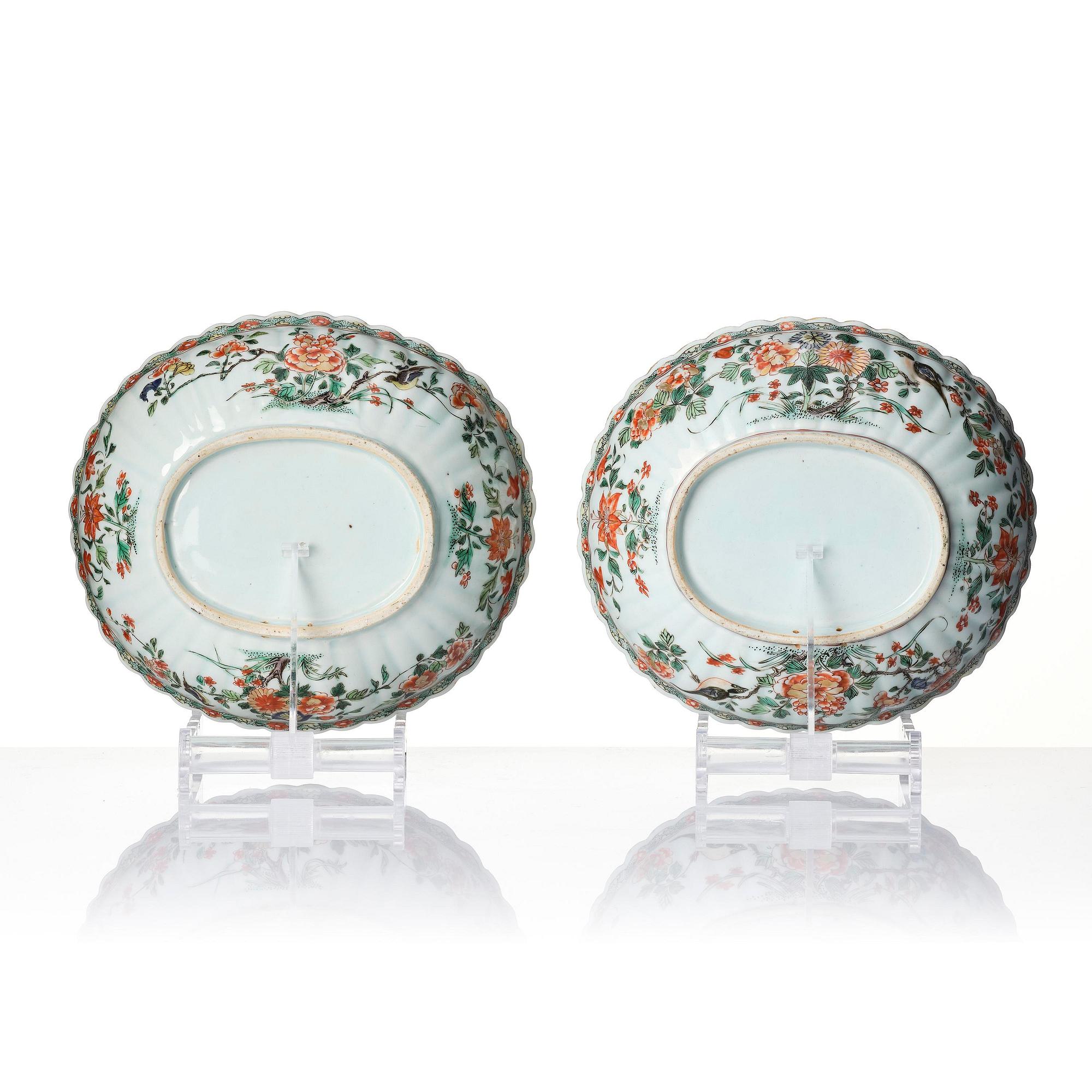 Skålfat, ett par, porslin. Qingdynastin, Kangxi (1662-1722).