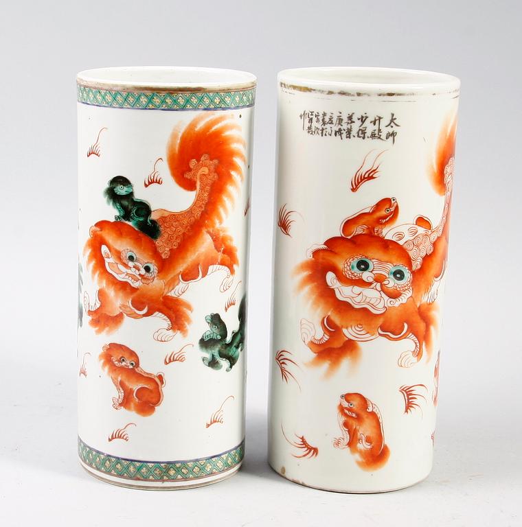 PENSELVASER, 2 st, porslin, Kina, 1900-tal.