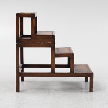 An English mahogany library steps, Longdale Reproductions, second half of the 20th Century.