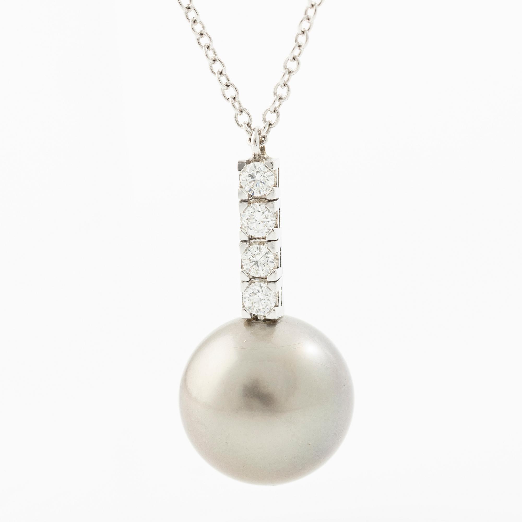 Necklace 18K white gold with cultured Tahitian pearl and brilliant-cut diamonds.