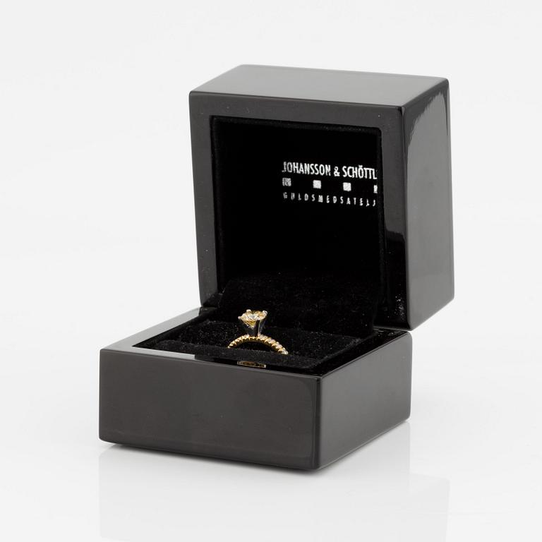 Ring 18K guld med en rund briljantslipad diamant ca 0.85 ct ca N/O si/i.