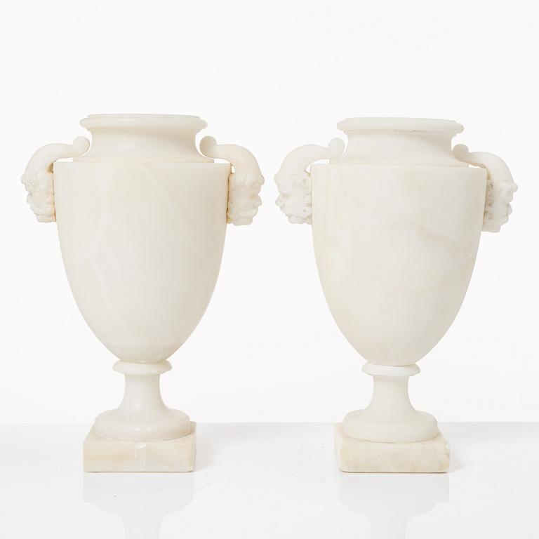 Urnor, ett par, alabaster, omkring 1900.