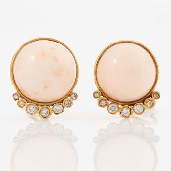 Earrings, 18K gold with pink coral and brilliant-cut diamonds.