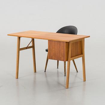 SKRIVBORD MED STOL. 1900-talets mitt.