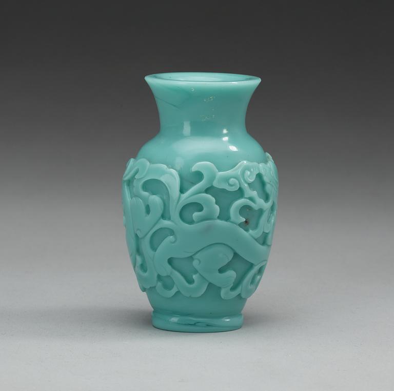 A turquoise Peking glass vase, Qing dynasty, 19th Century.