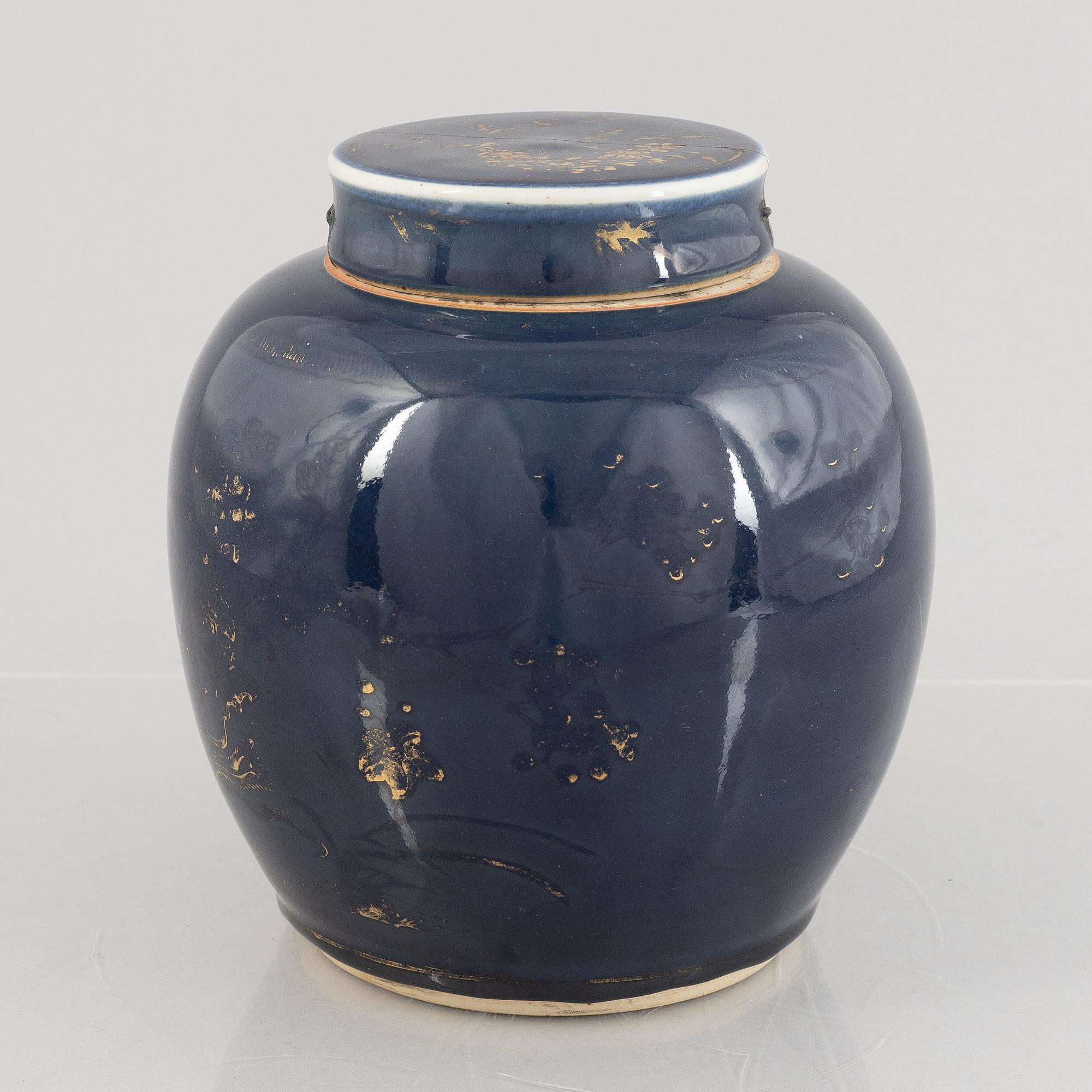 A powder blue pot, Qing dynasty, 18th century.