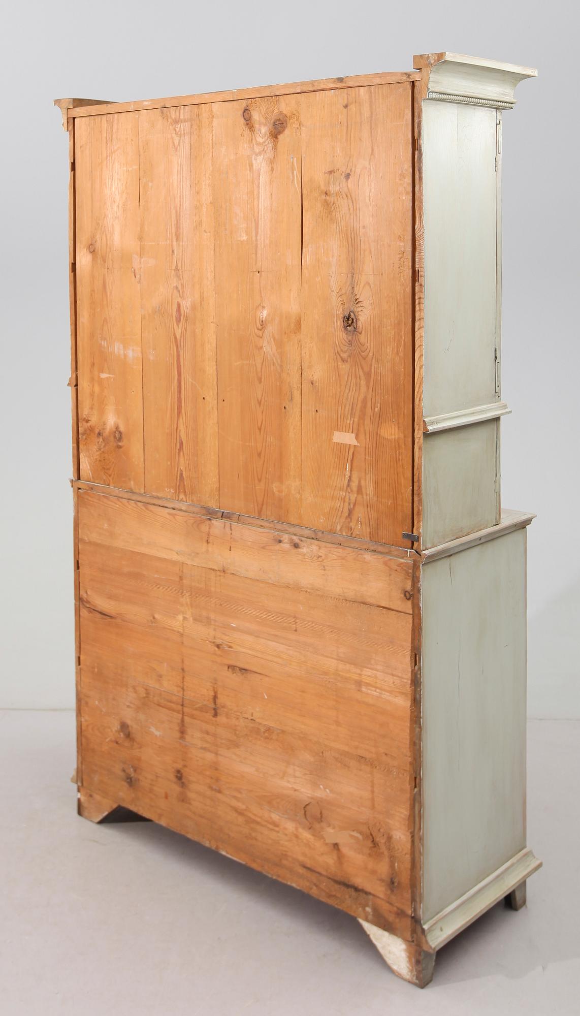 VITRINSKÅP, 1800-talets första hälft.