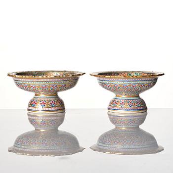 A pair of Bencharong stemcups/altar offering bowls, Qing dynasty, 19th Century.