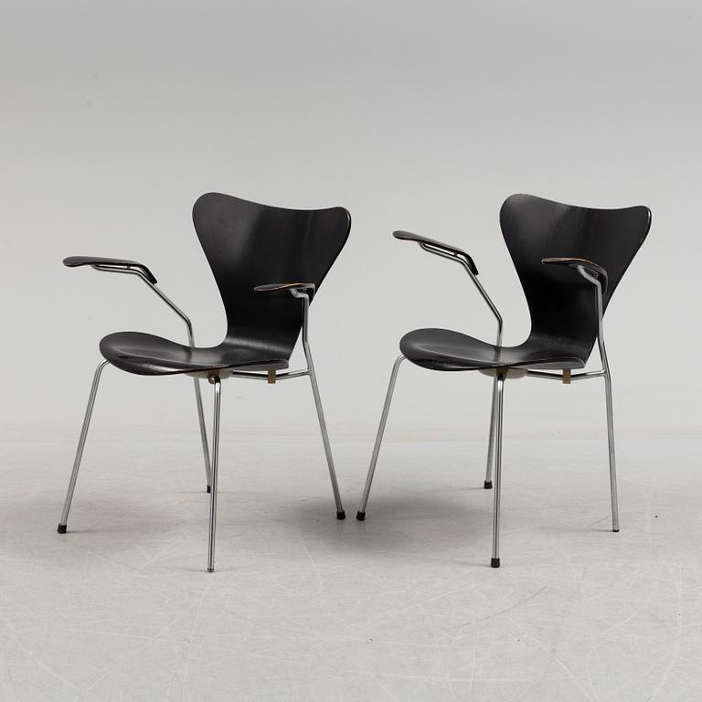 ARNE JACOBSEN, karmstolar, ett par, "Sjuan", Fritz Hansen, Danmark, 1967.