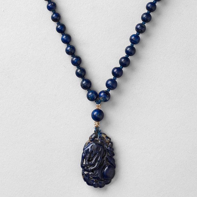 HALSBAND med HÄNGE, lapis lazuli. Sen Qingdynasti.