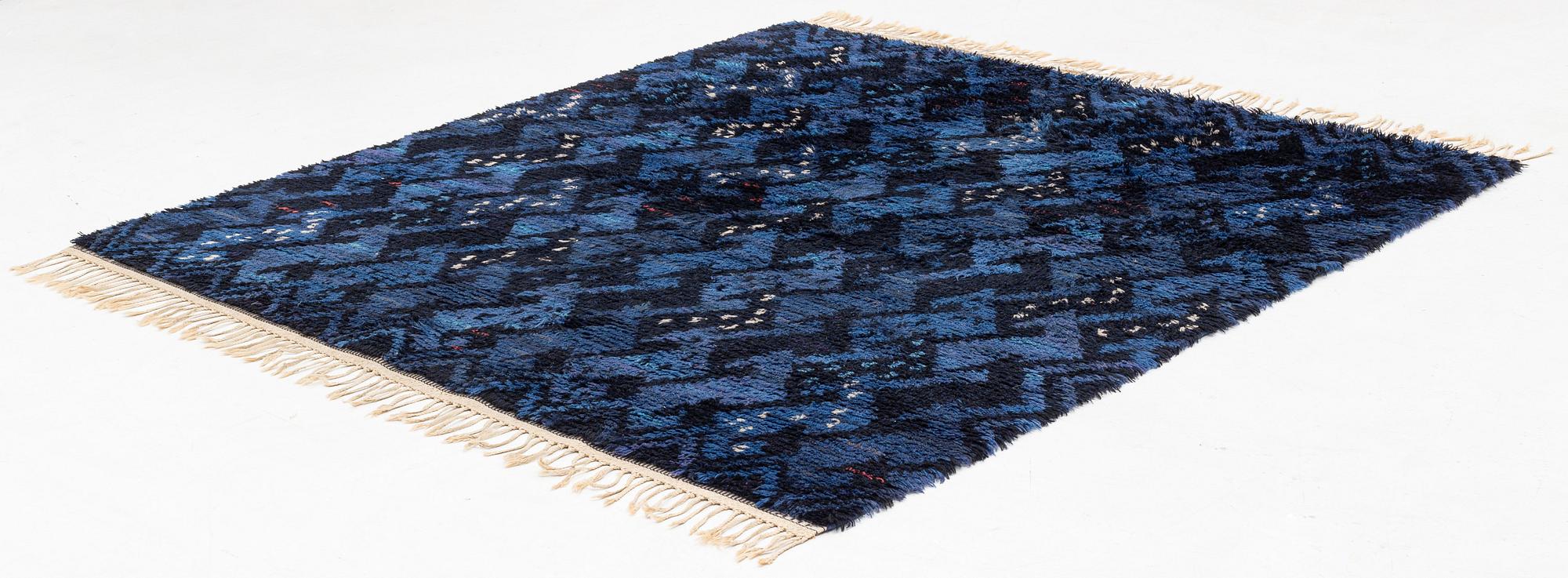 Ann-Mari Forsberg, matta, "Kråkan blå", rya, ca 205 x 203 cm, signerad AB MMF AMF.